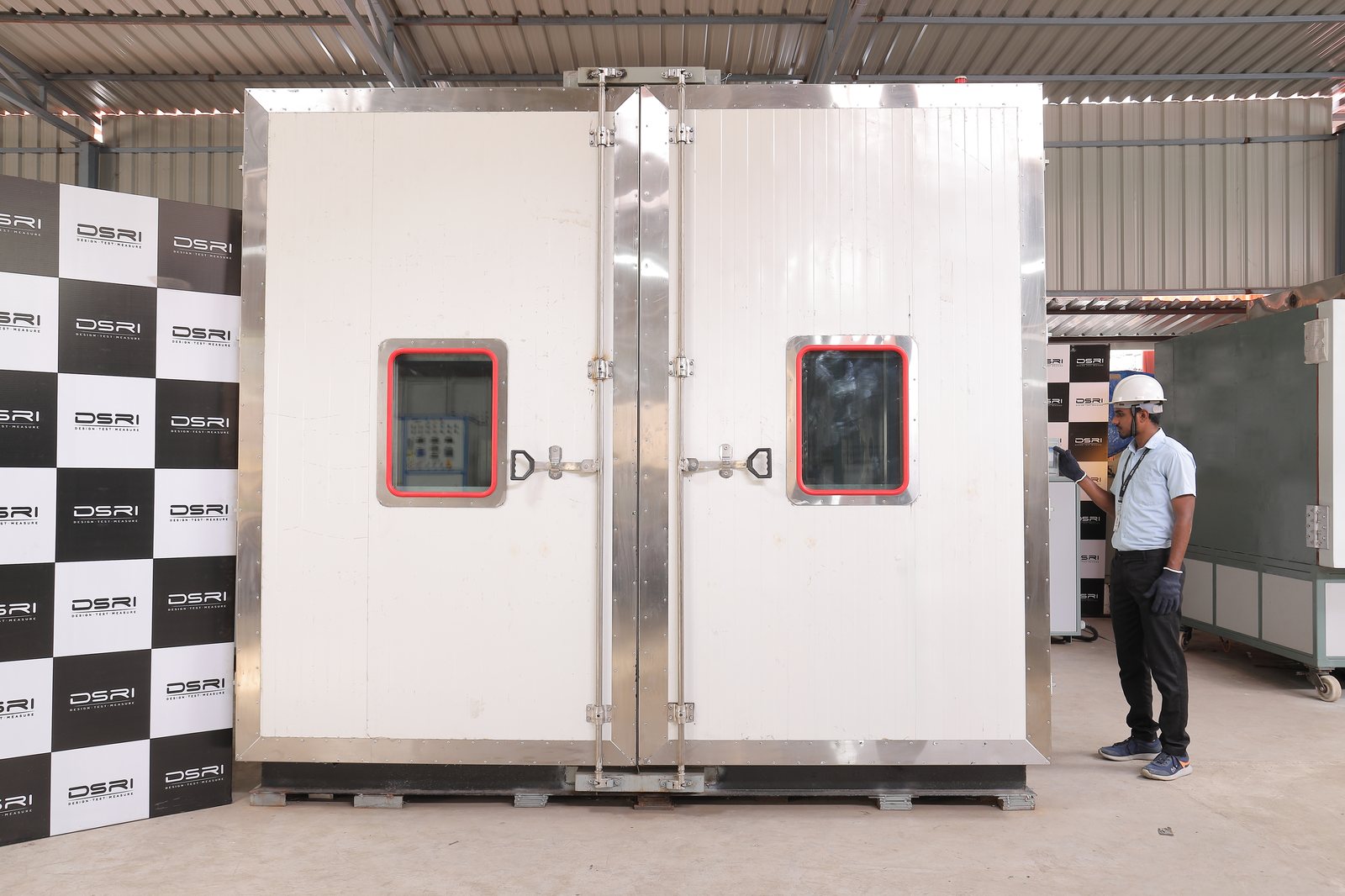 Large chamber with twin doors