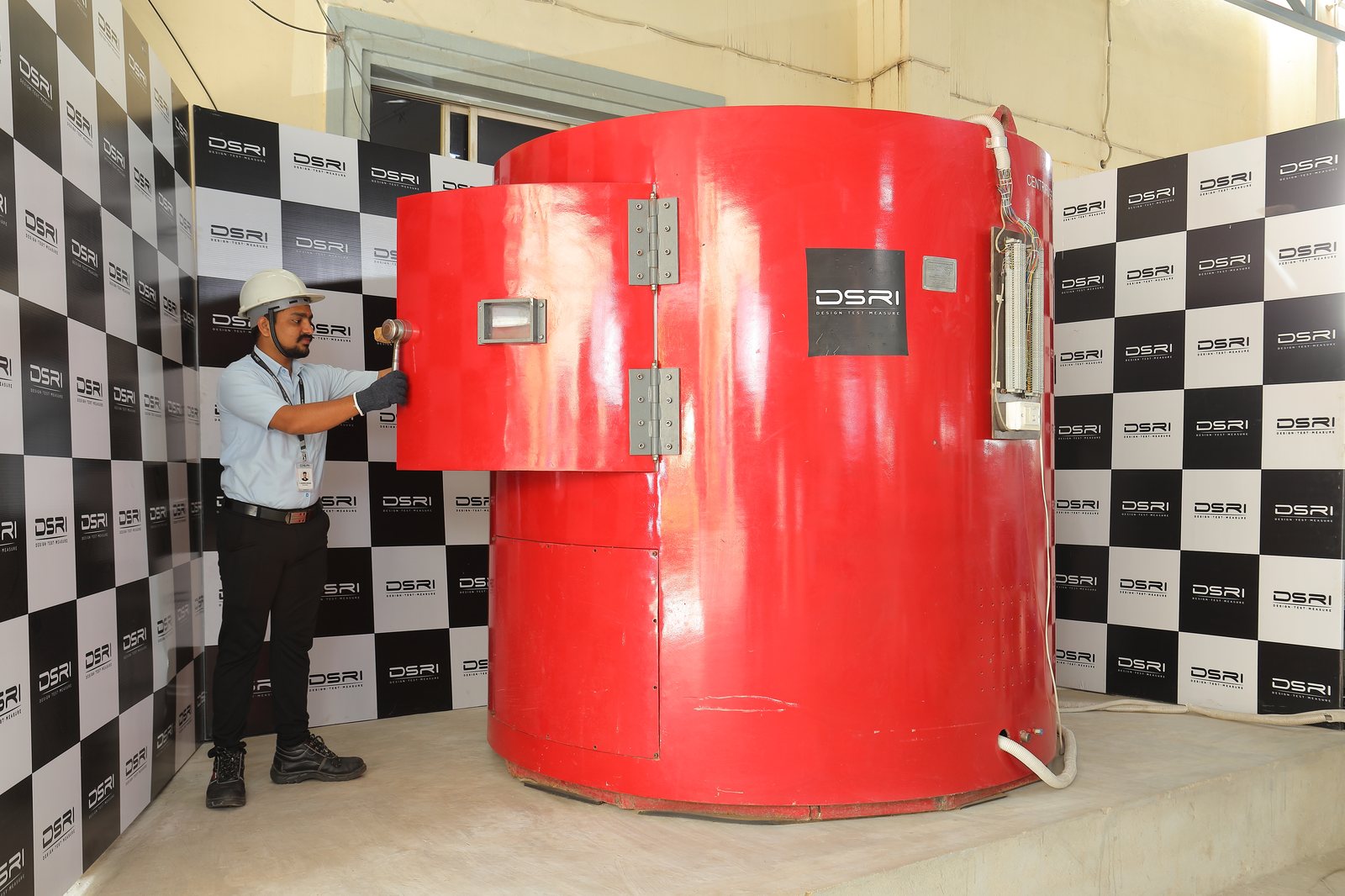 Centrifuge for steady-state acceleration
