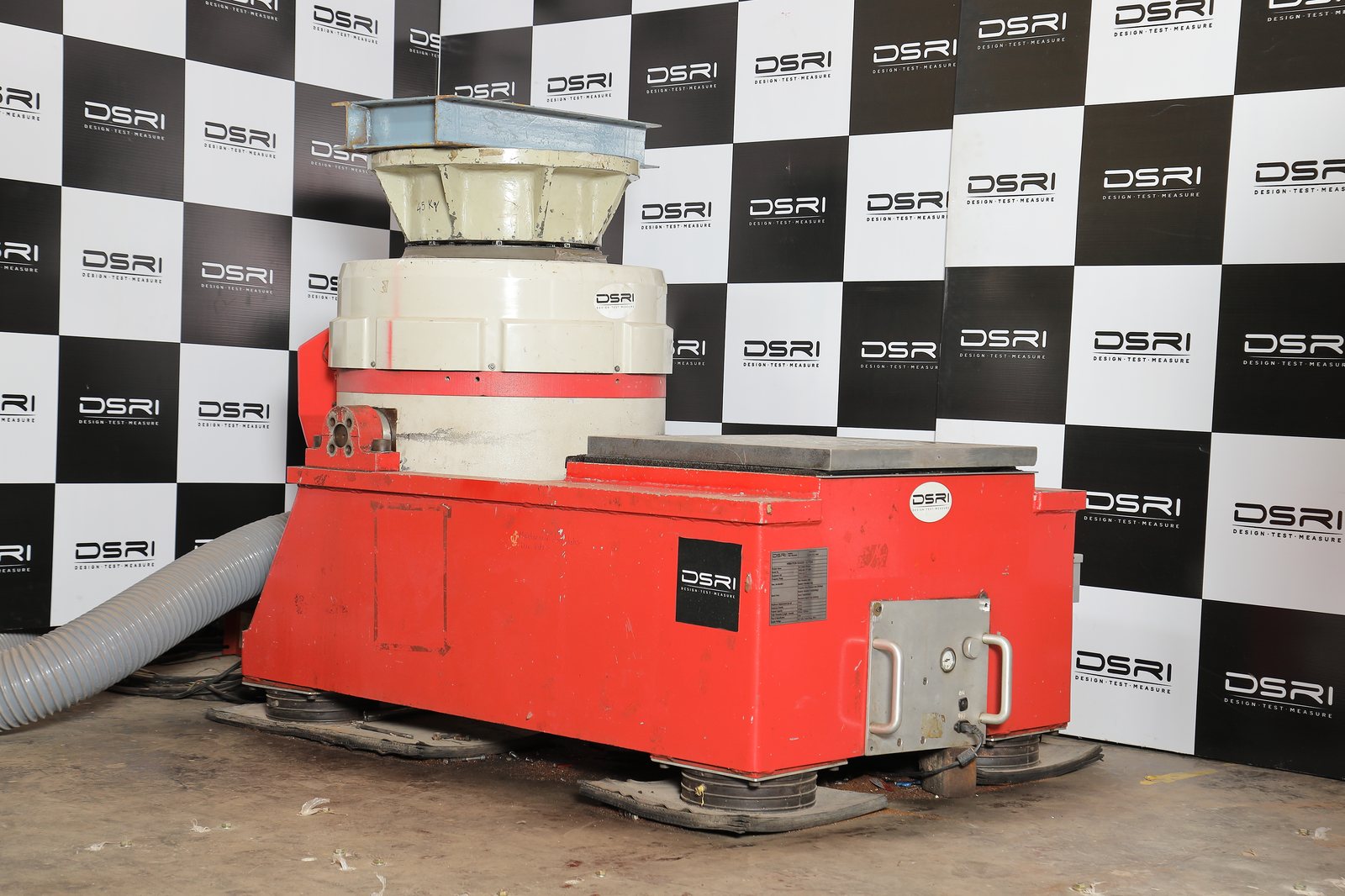 Shaker head, ready for a fixture