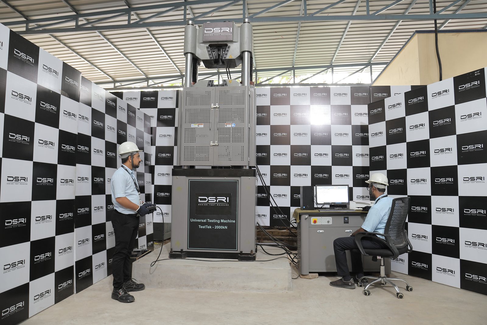 Universal testing machine and control desk